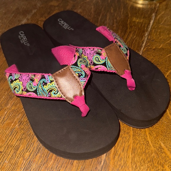 Shoes - NWOT Capelli New York Pink Paisley 8
